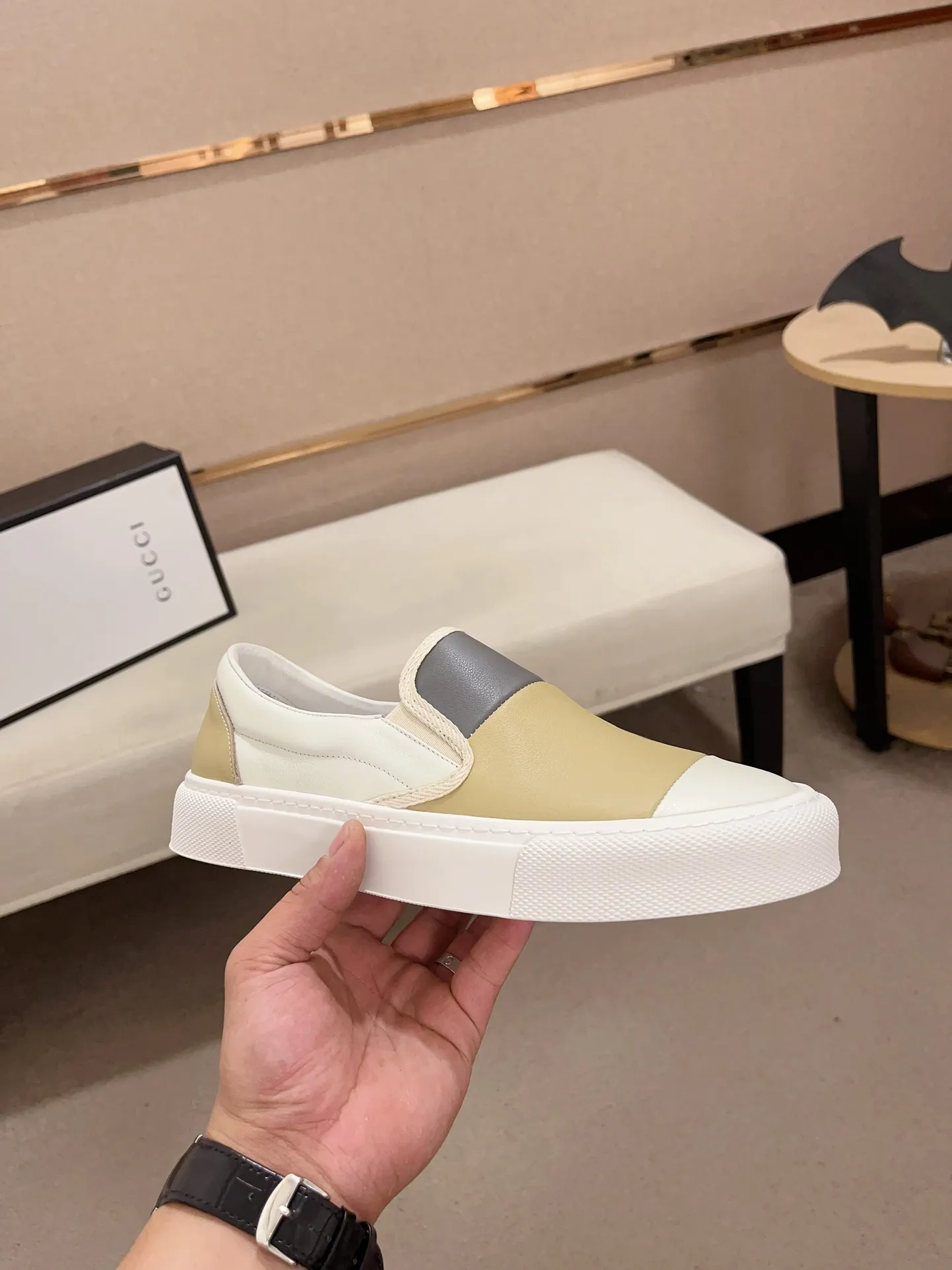 Men's shoes💰 440💰The new GUCCI (Gucci) counters are launched simultaneously. The new men's shoes, 😘fabrics are selected from imported cowhide, and the lining is sheepskin lining. 👍🏿 High-end ☄️ air-cushion molded anti-slip rubber outsole, exquisite lines, simple and elegant, comfortable and high-end for leisure travel. Code number: 38 to 44 (45 can be customized and cannot be returned or exchanged)